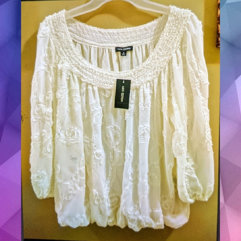 NWT MAX EDITION WHITE FLORAL EMBOSSED TOP SIZE M